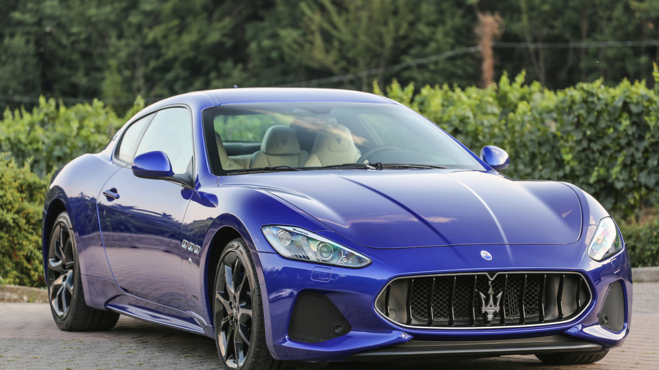 Стильный автомобиль Maserati GranTurismo цвет синий металлик