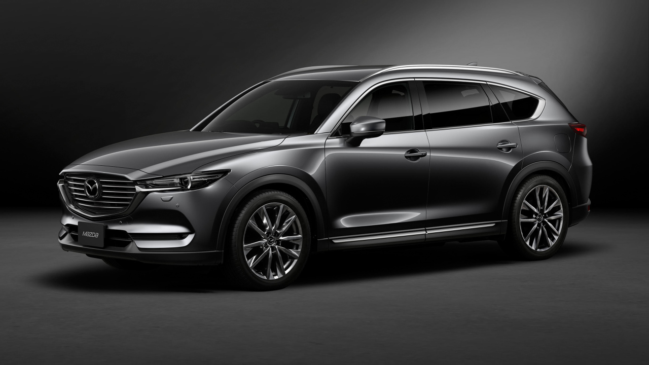 Серый автомобиль Mazda CX 8 Custom, 2018 на сером фоне