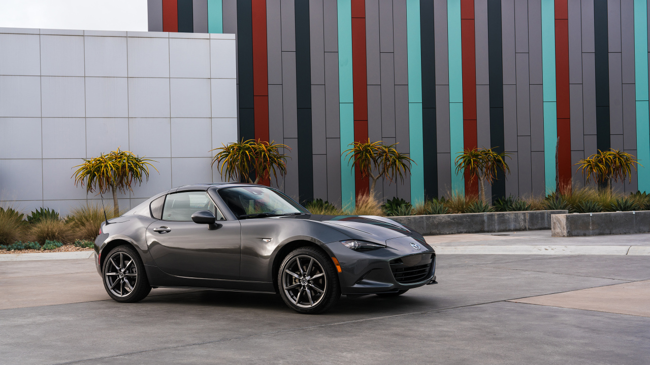 Серый автомобиль Mazda MX-5 Miata RF, 2017 года 