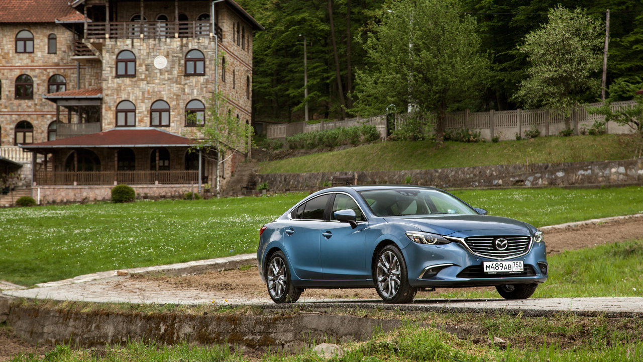 Автомобиль Mazda 6, цвета голубой металлик 