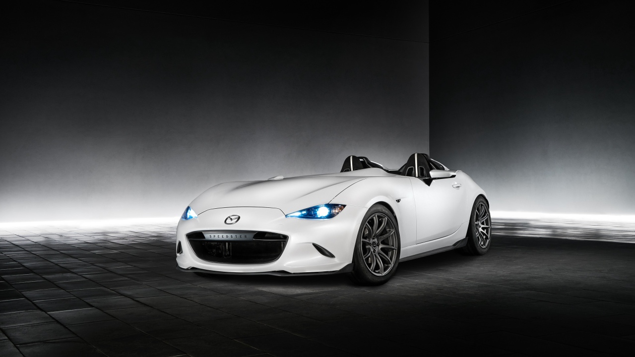Стильный белый автомобиль Mazda MX-5 Speedster Evolution