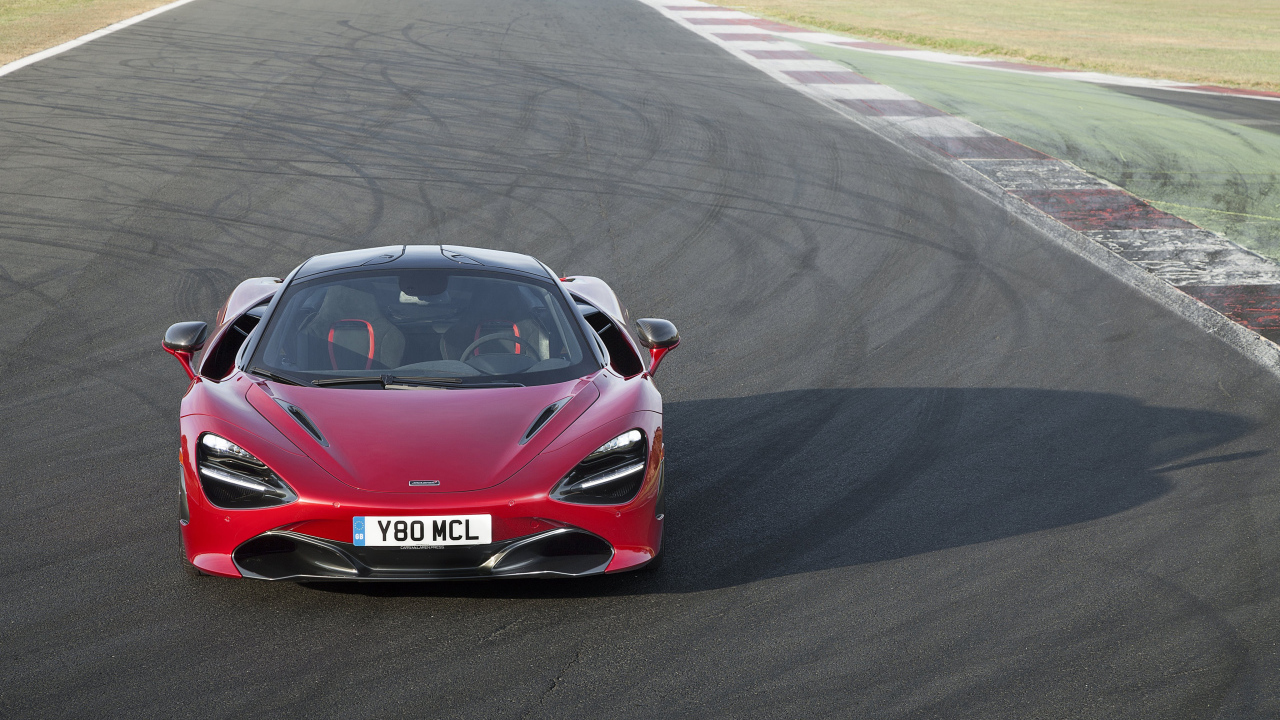 Красный гоночный автомобиль McLaren 720S на трассе 