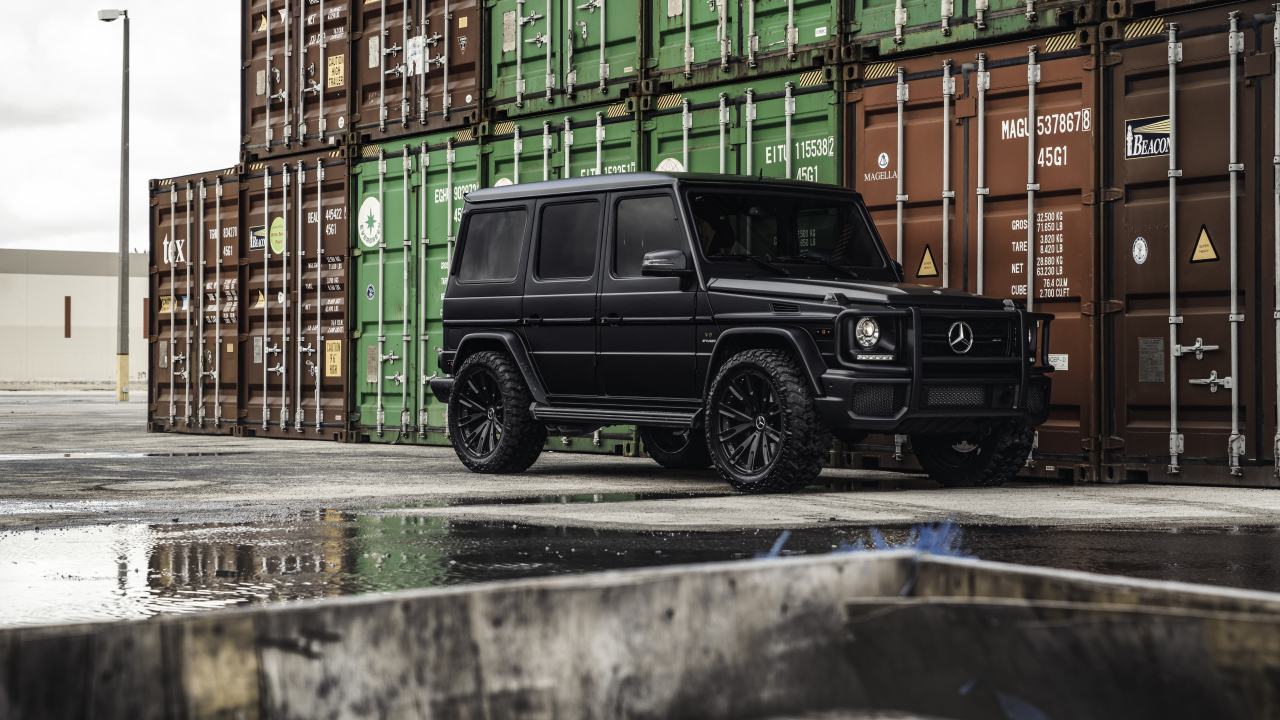 Черный автомобиль Mercedes-AMG G 63