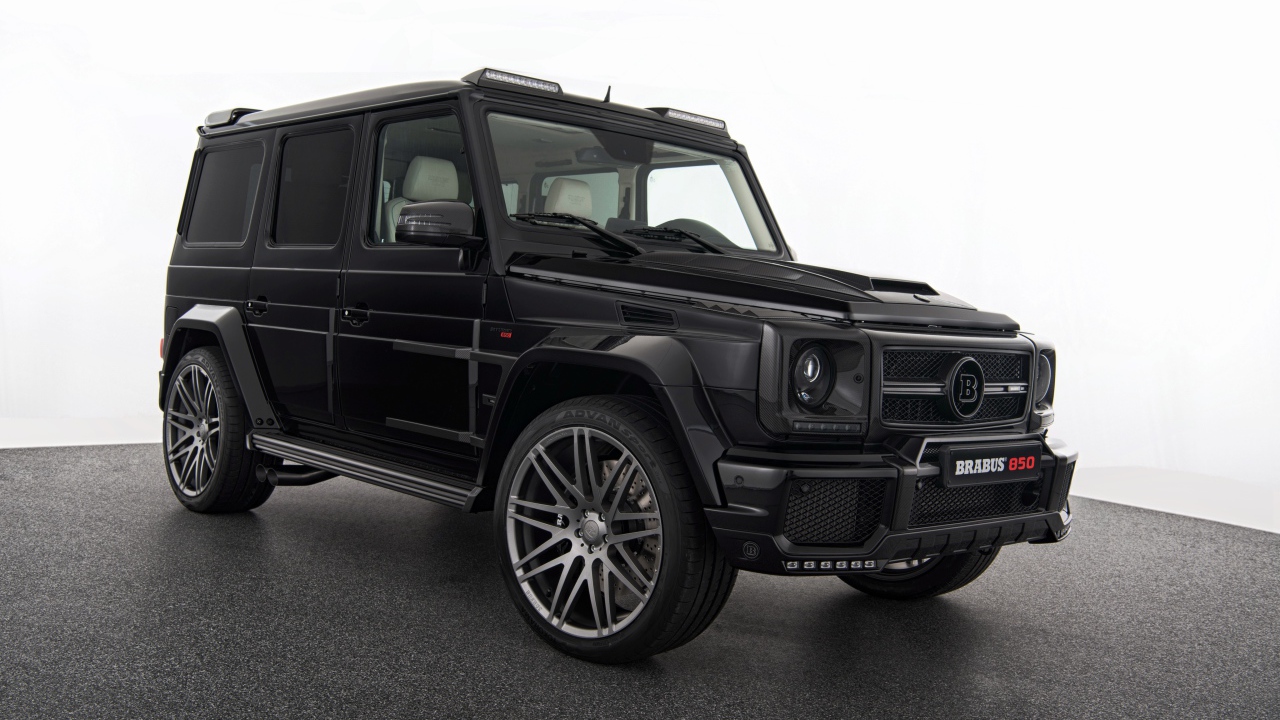 Черный автомобиль Mercedes-Benz G-класс W463 на белом фоне