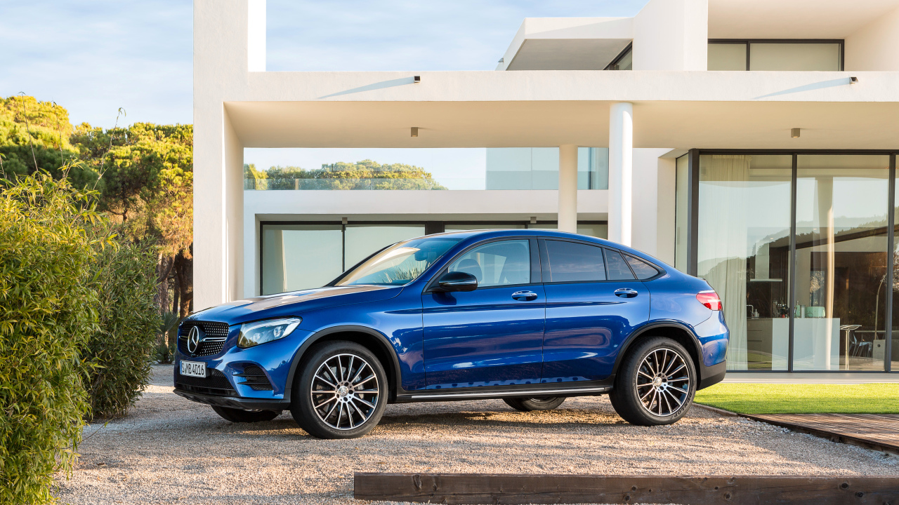 Синий автомобиль Mercedes-Benz GLC-Class 