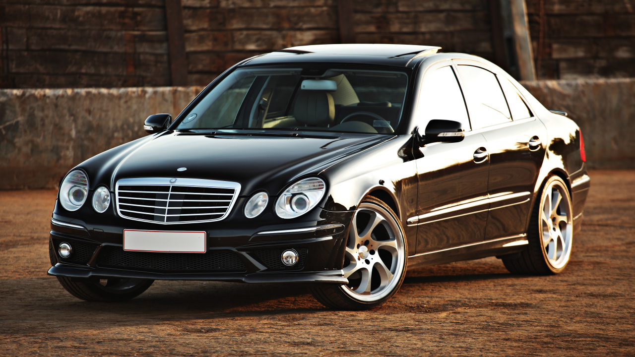 Стильный красивый черный автомобиль Mercedes-Benz