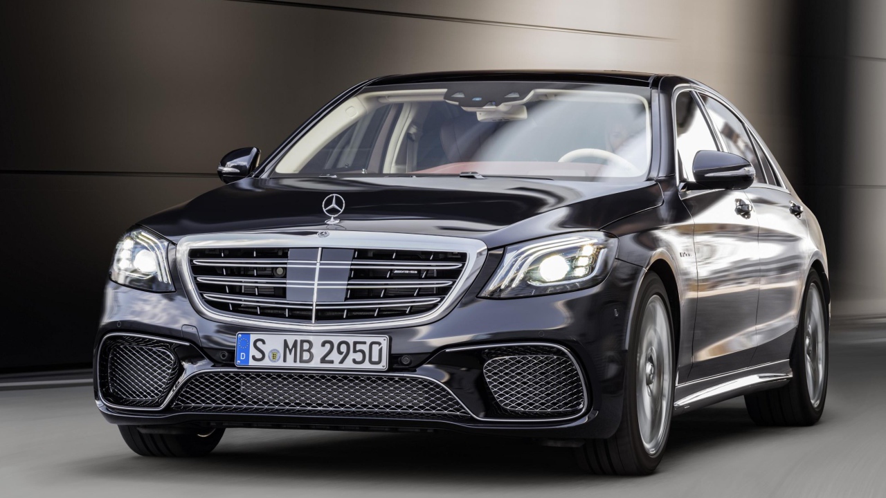 Стильный черный автомобиль Mercedes-Benz S-Class, 2018