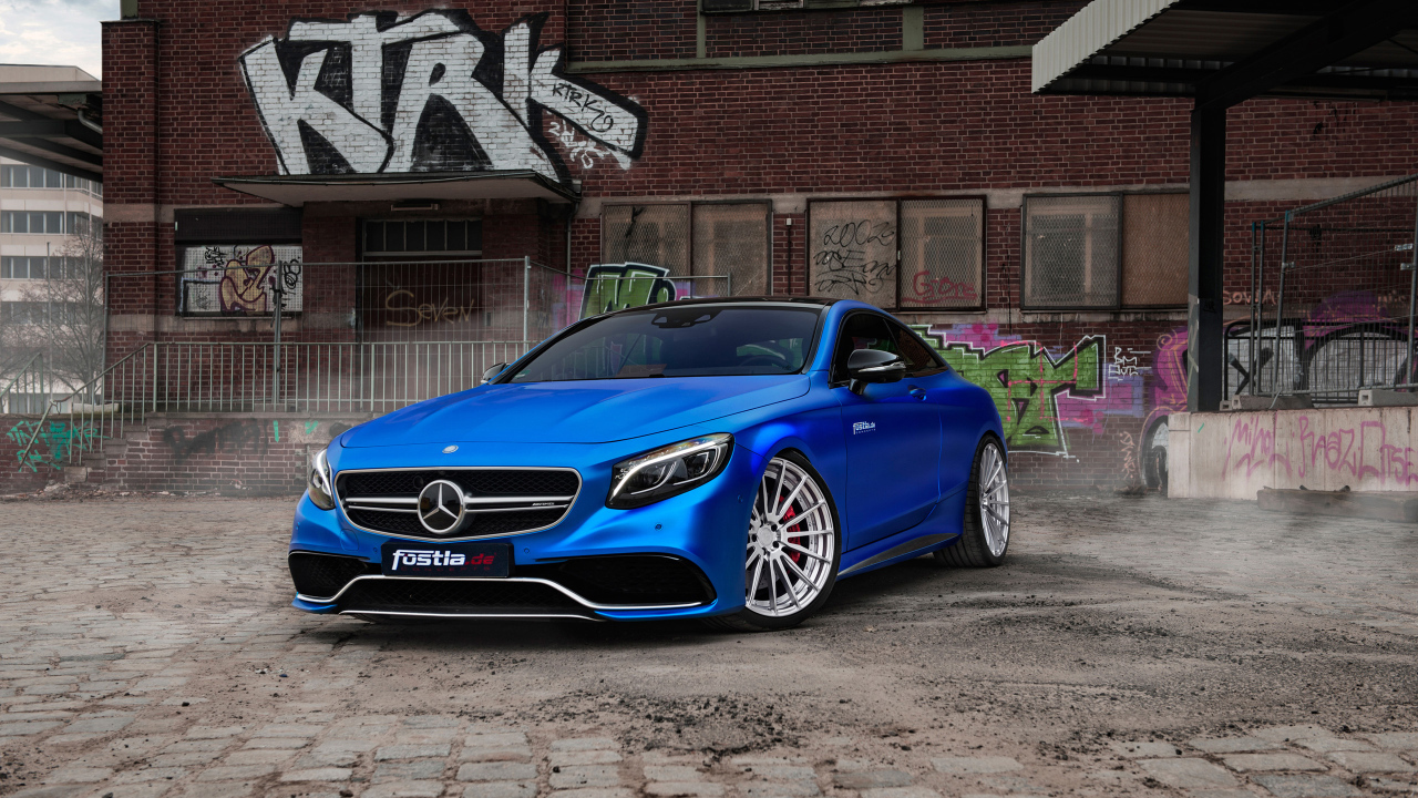 Стильный синий автомобиль Mercedes-Benz S63 AMG