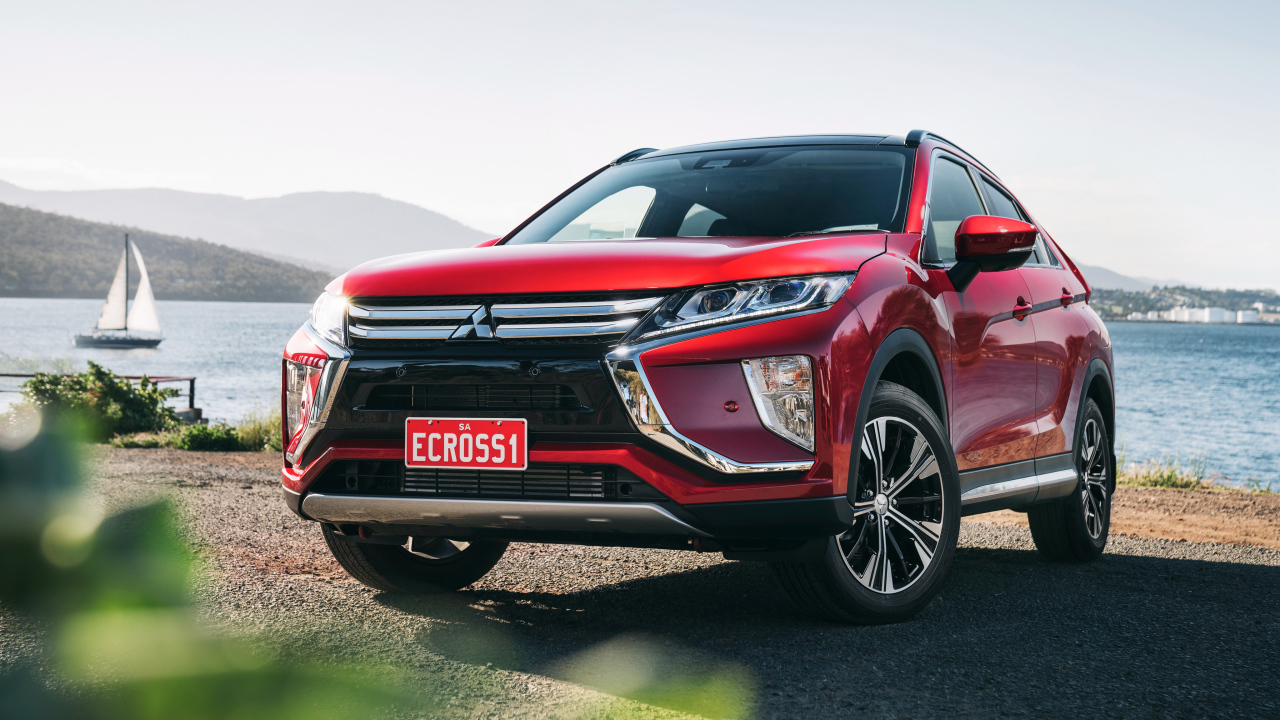 Красный внедорожник Mitsubishi Eclipse Cross Exceed, 2018 на фоне океана