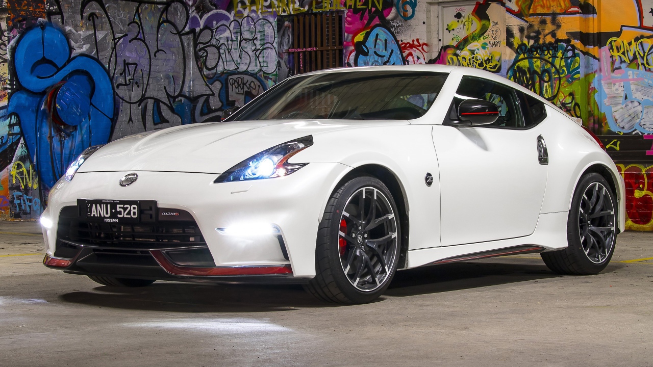 Белый автомобиль Nissan 370Z Nismo, 2017