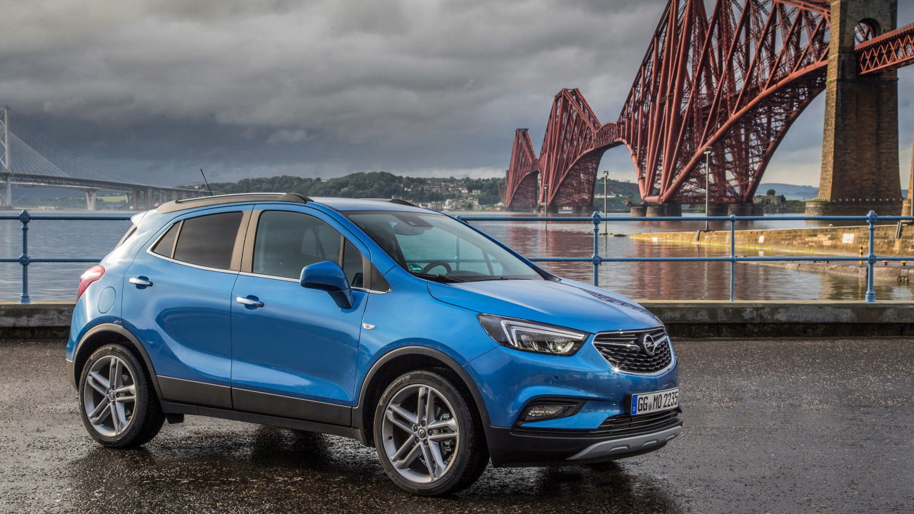 Синий автомобиль Opel Mokka у моста 