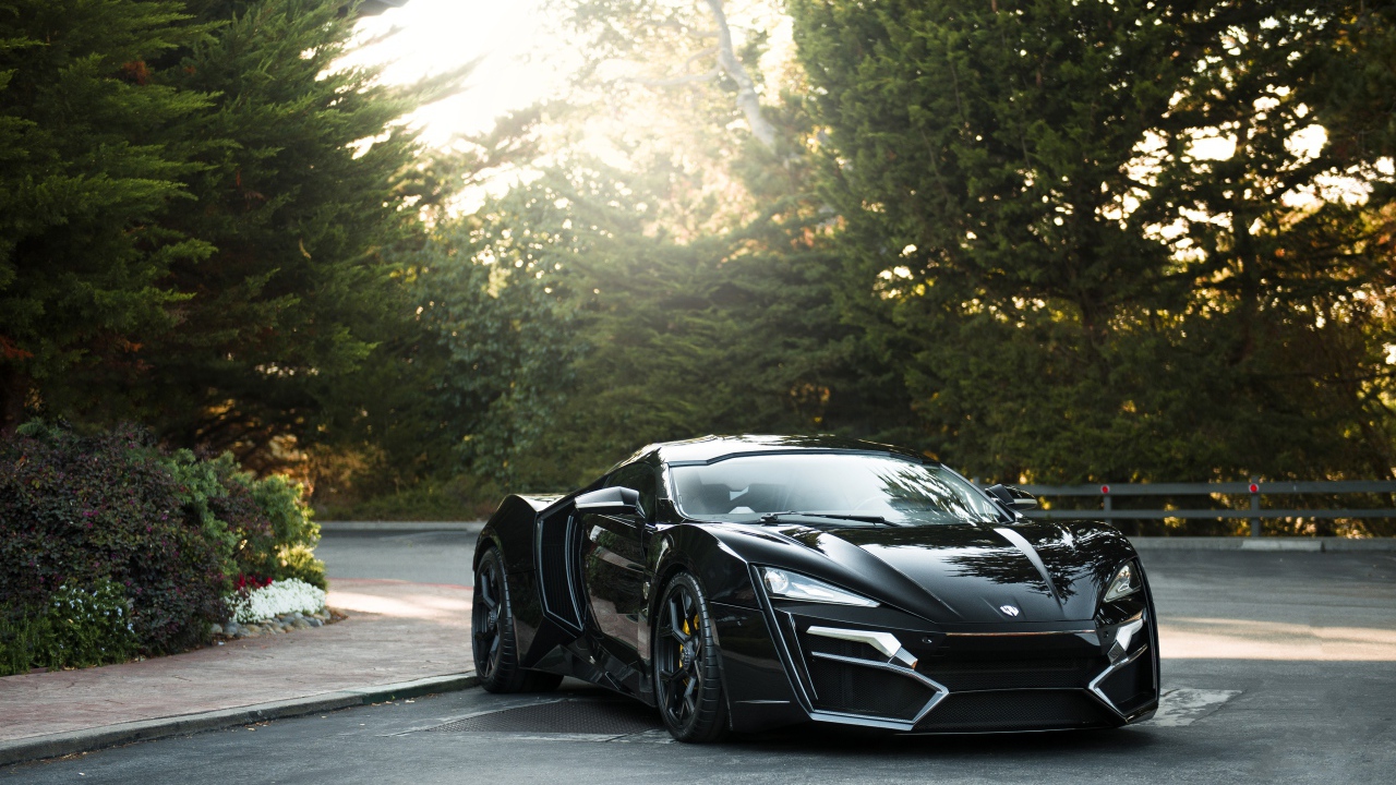 Черный спортивный автомобиль Lykan HyperSport