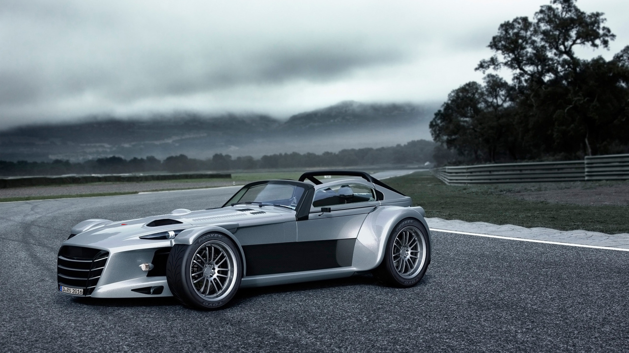 Спортивный серебристый автомобиль Donkervoort D8 GTO-RS на трассе
