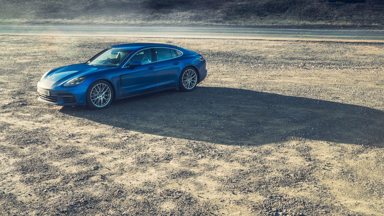 Голубой автомобиль Porsche Panamera Turbo