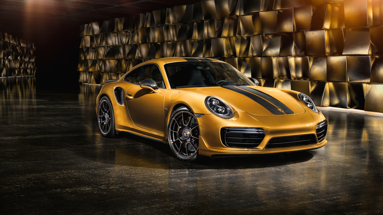 Золотистый автомобиль Porsche 911 Turbo S Exclusive Series