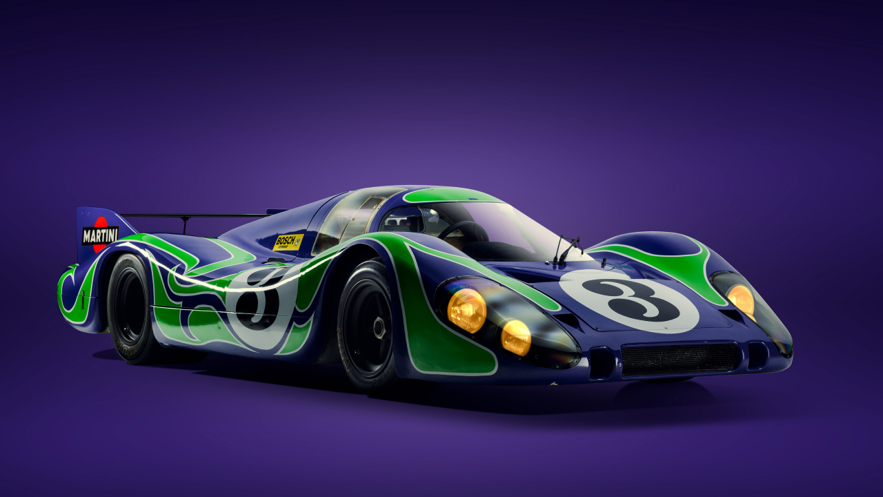 Гоночный автомобиль Porsche 917 Langheck на сиреневом фоне 