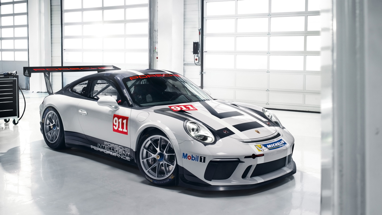 Спортивный автомобиль Porsche 911 GT3 в гараже