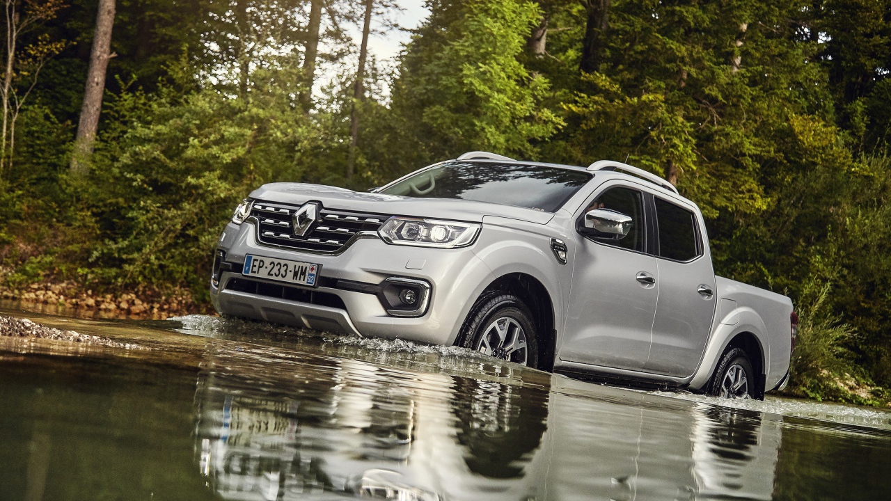 Серебристый пикап Renault  Alaskan Worldwide, 2017 в воде