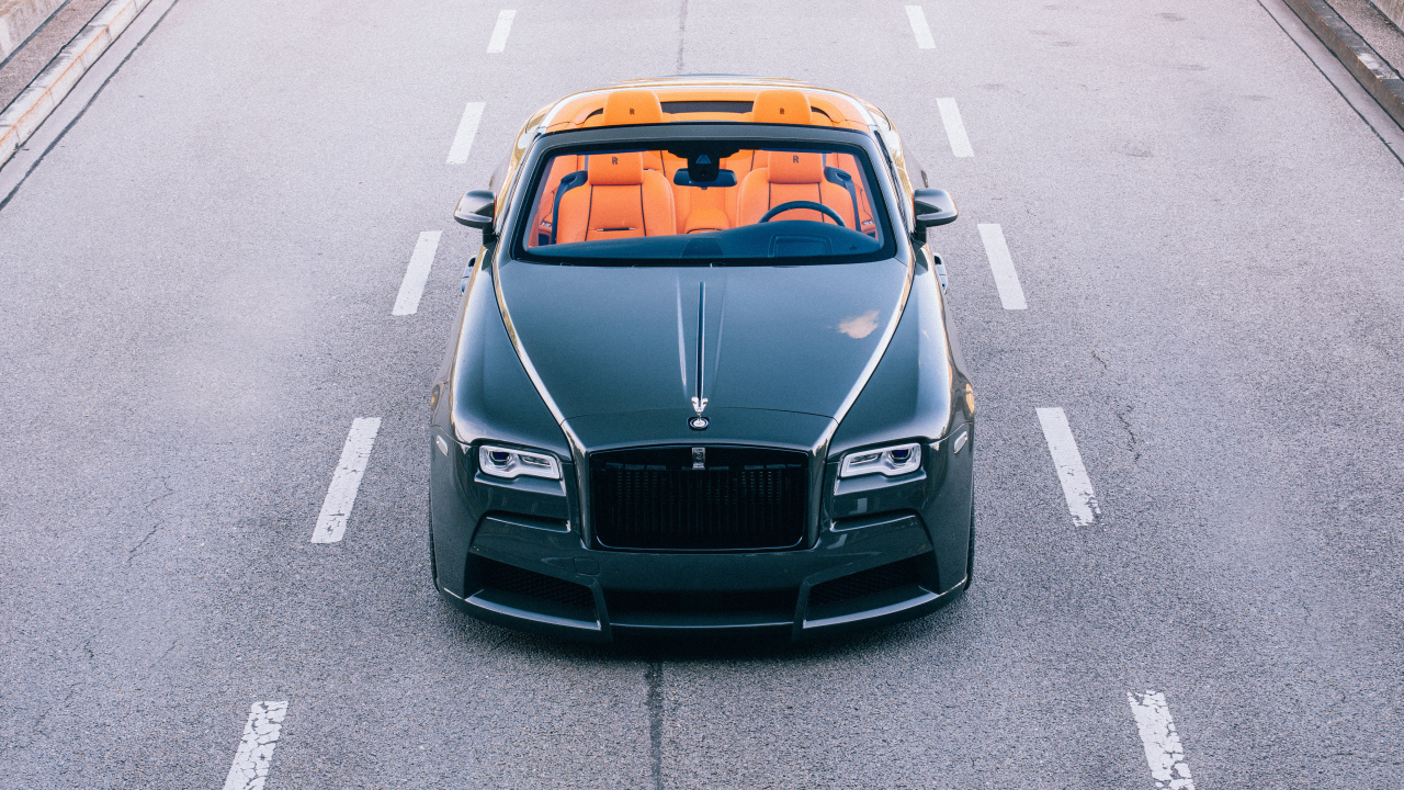 Зеленый автомобиль кабриолет Rolls Royce Dawn, 2018