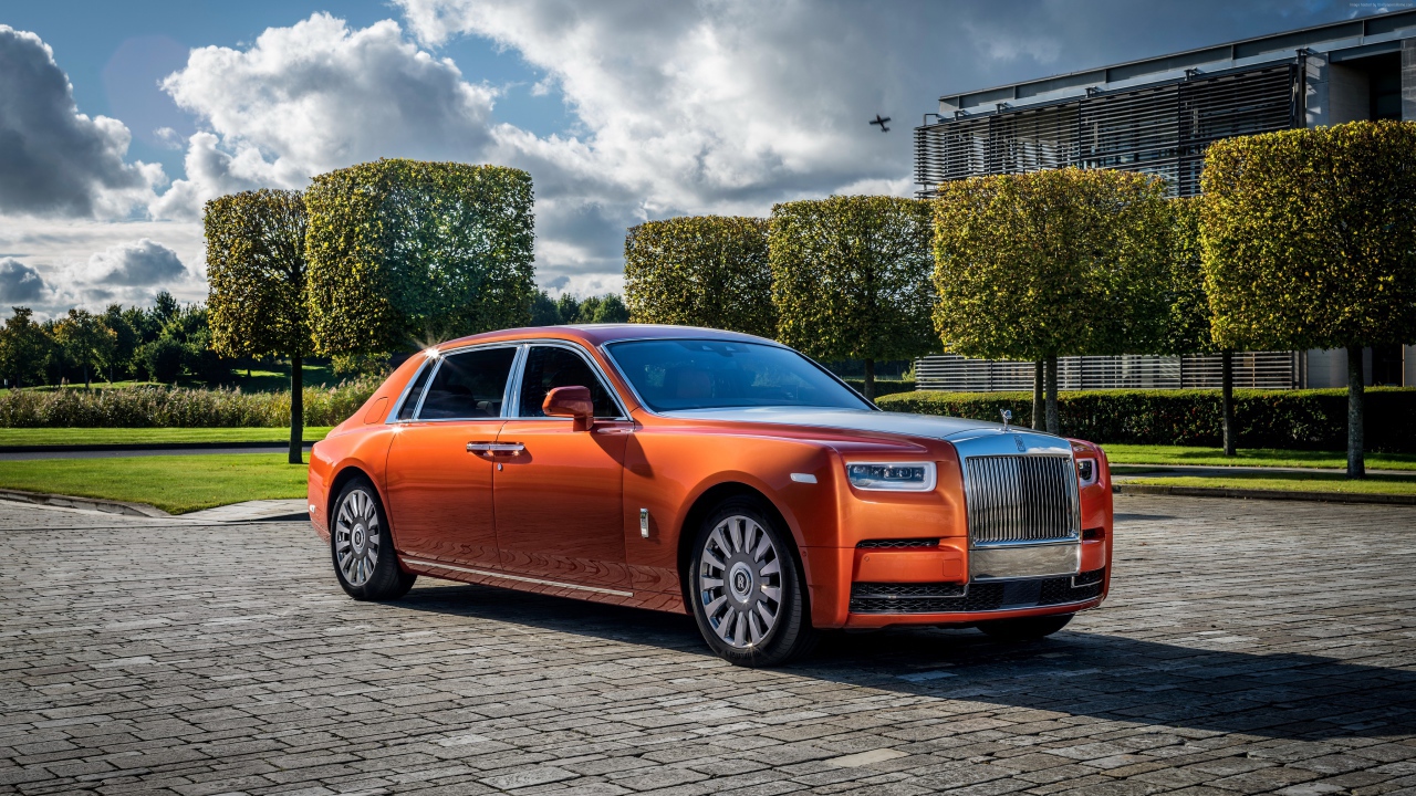Оранжевый серийный автомобиль Rolls Royce Phantom EWB