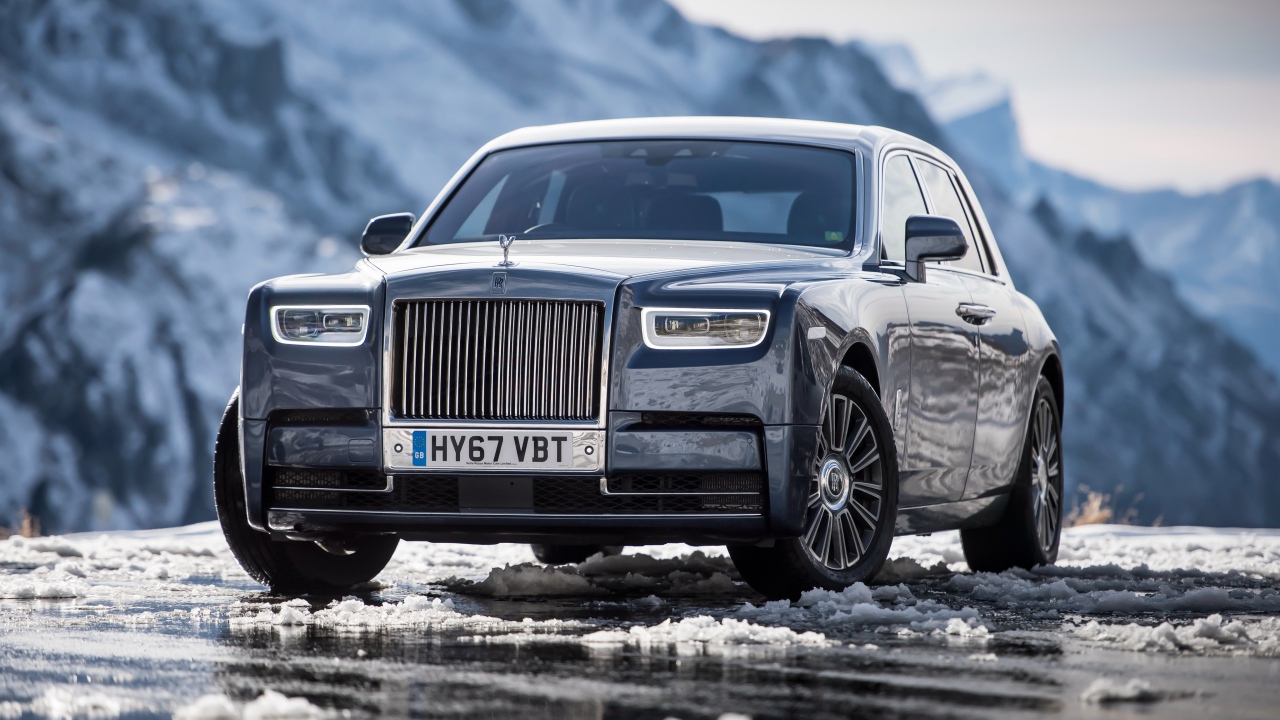 Стильный автомобиль Rolls-Royce Phantom, 2017 на скользкой дороге