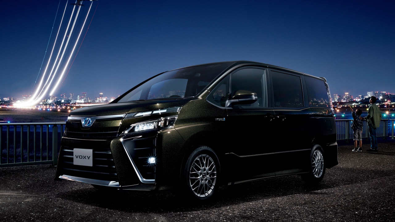 Черный автомобиль Toyota Voxy ZS Hybrid, 2017