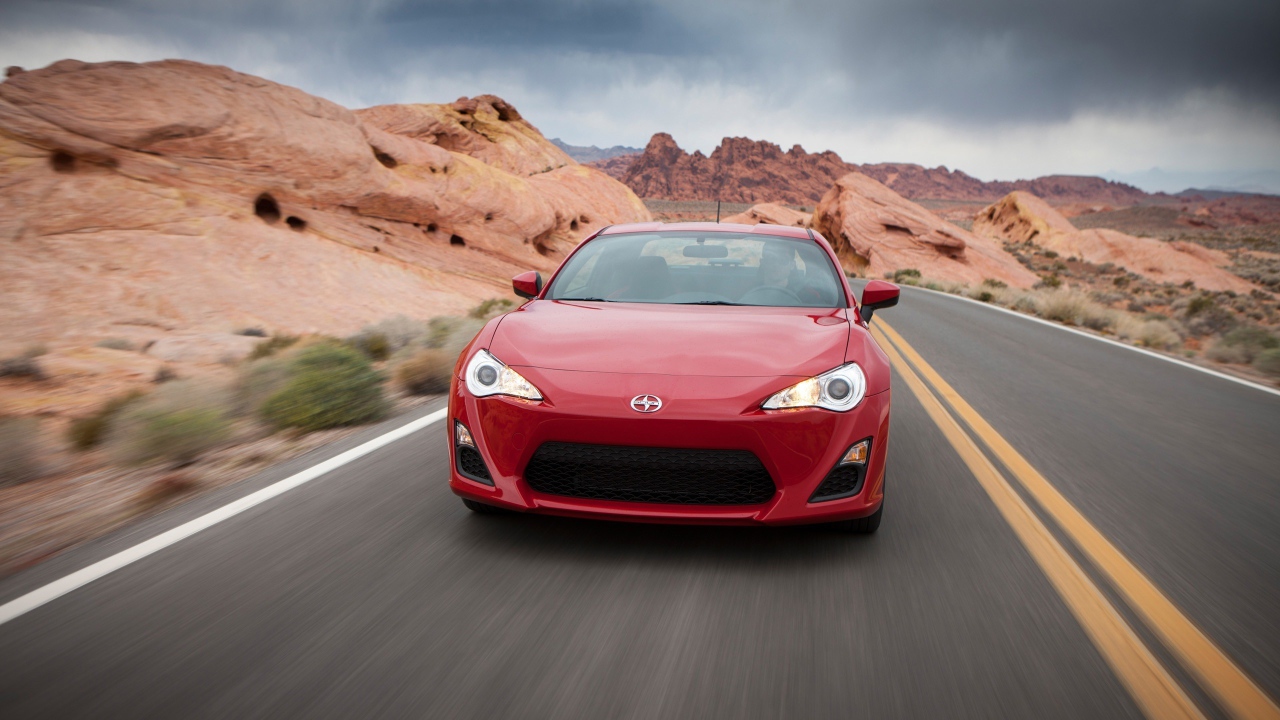 Красный автомобиль Toyota GT86 на трассе 