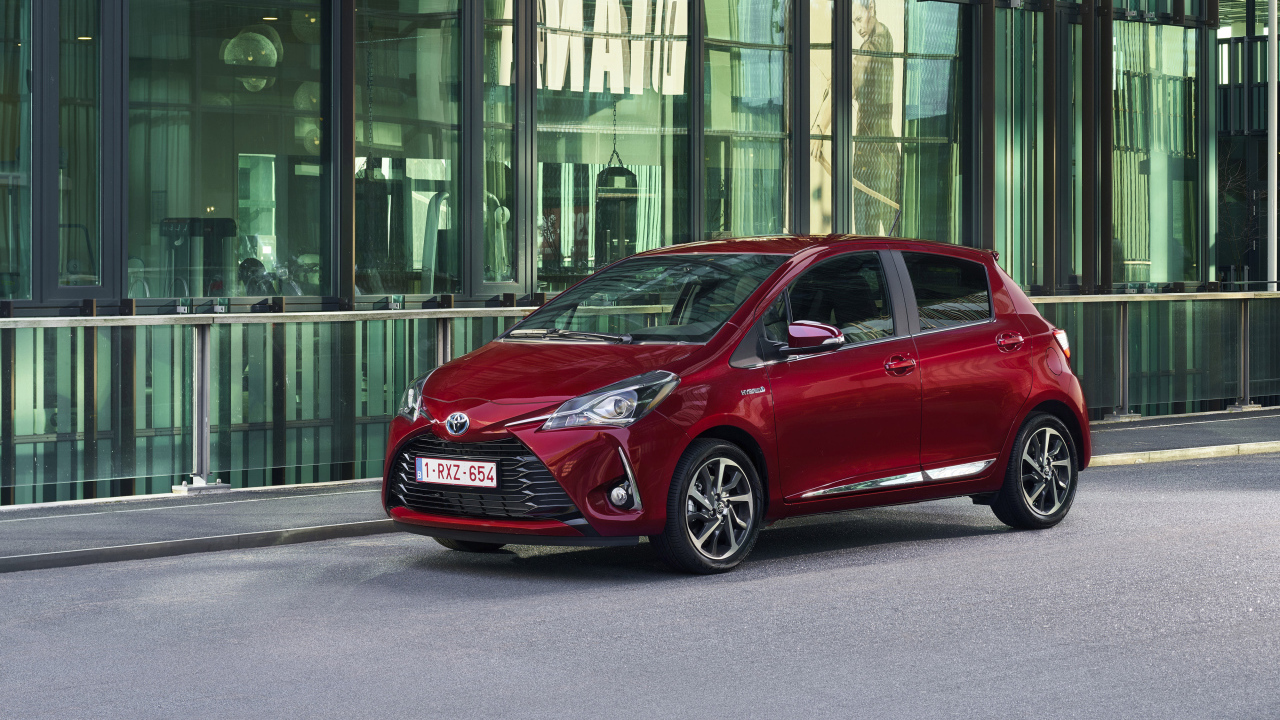 Красный автомобиль Toyota Yaris Hybrid, 2017 