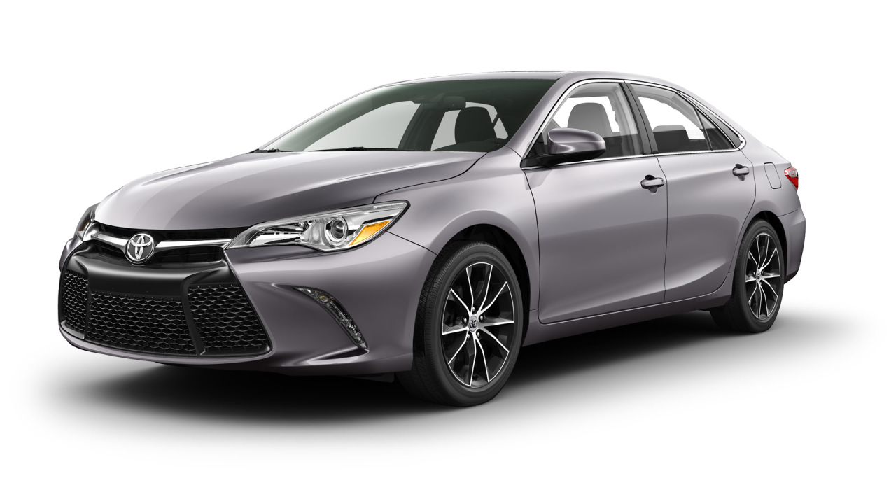 Серебристый автомобиль Toyota Camry 2017 года на белом фоне 