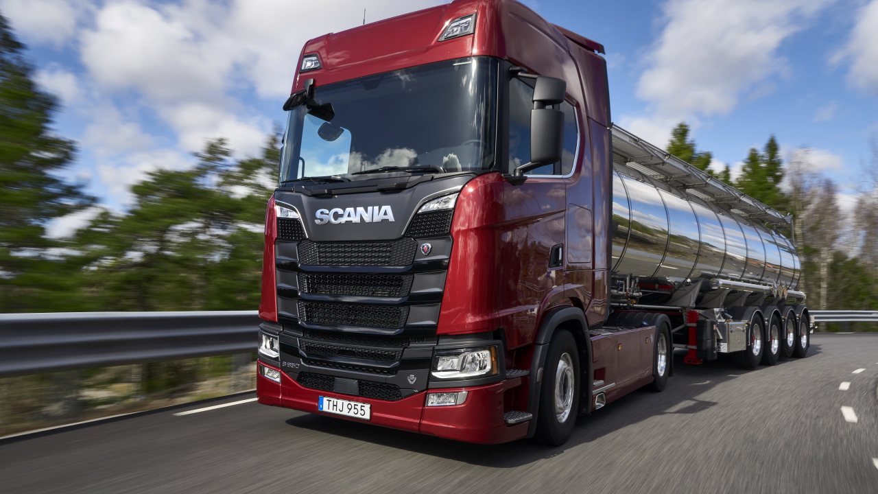 Красный грузовой автомобиль Scania S 650 на трассе