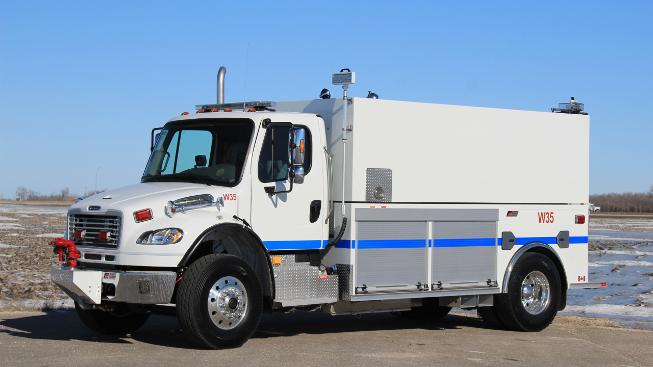 Грузовик Freightliner Business Class M2 106 Grusader Tanker, 2017 года