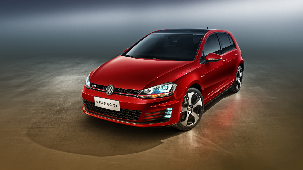 Автомобиль Volkswagen Golf GTI красного цвета 