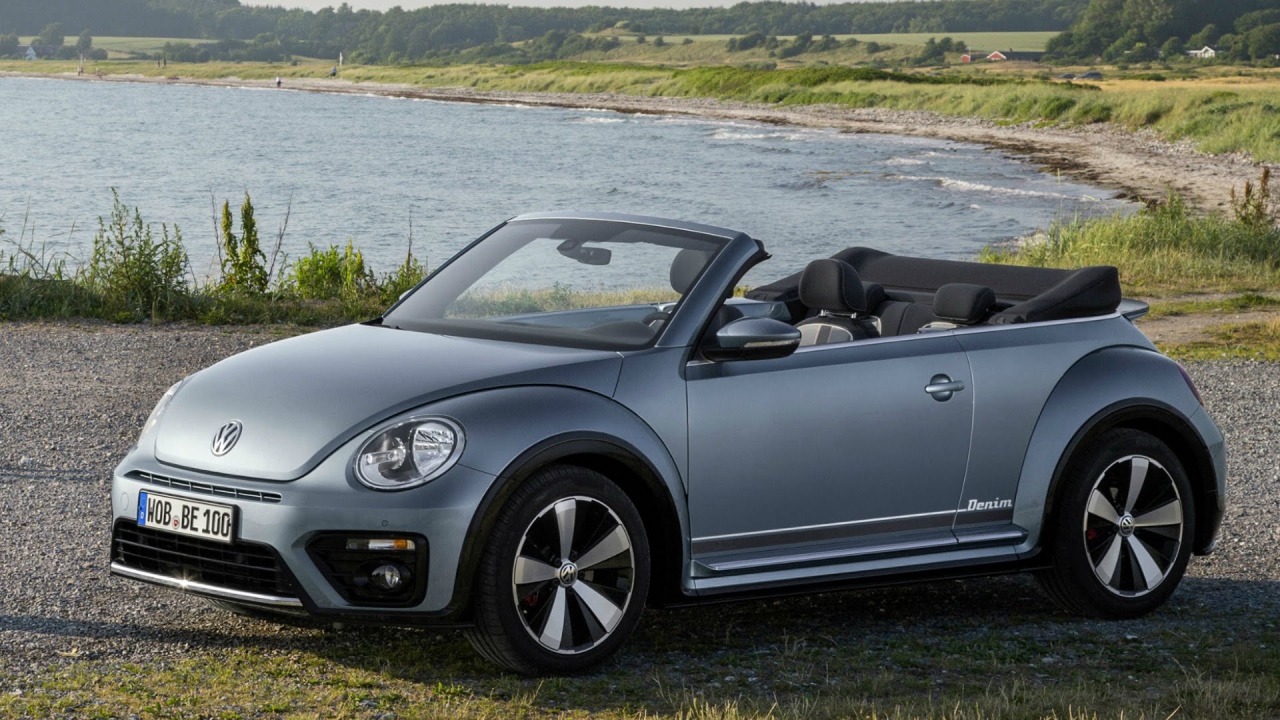 Серебристый Volkswagen Beetle Cabriolet  2017 года 