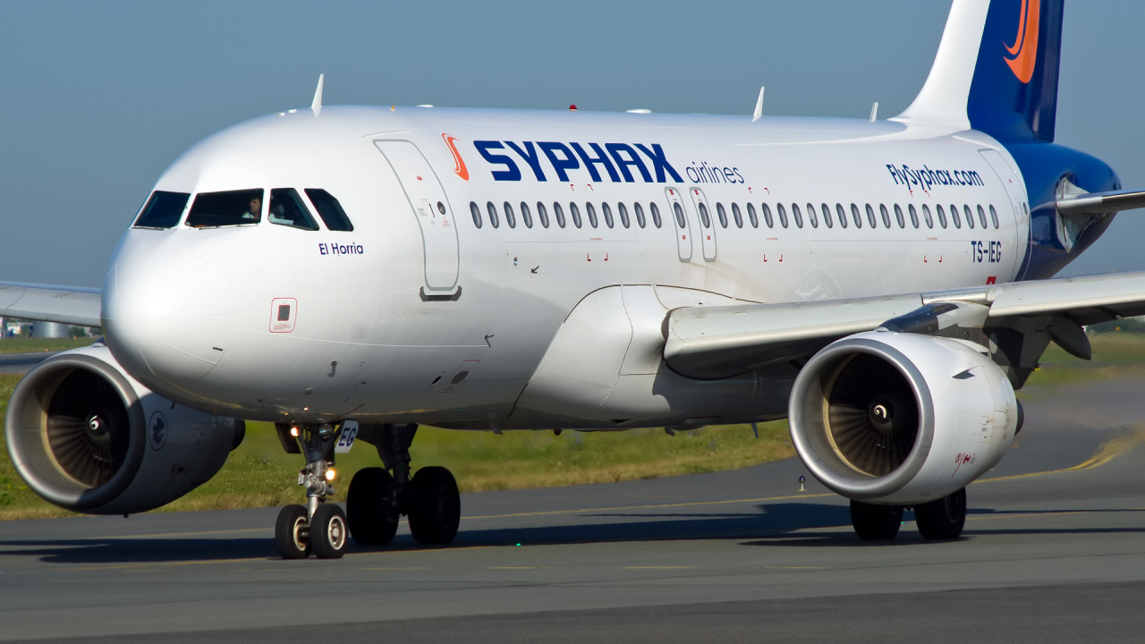 Самолет Airbus A319 авиакомпании Syphax Airlines на взлетной полосе 