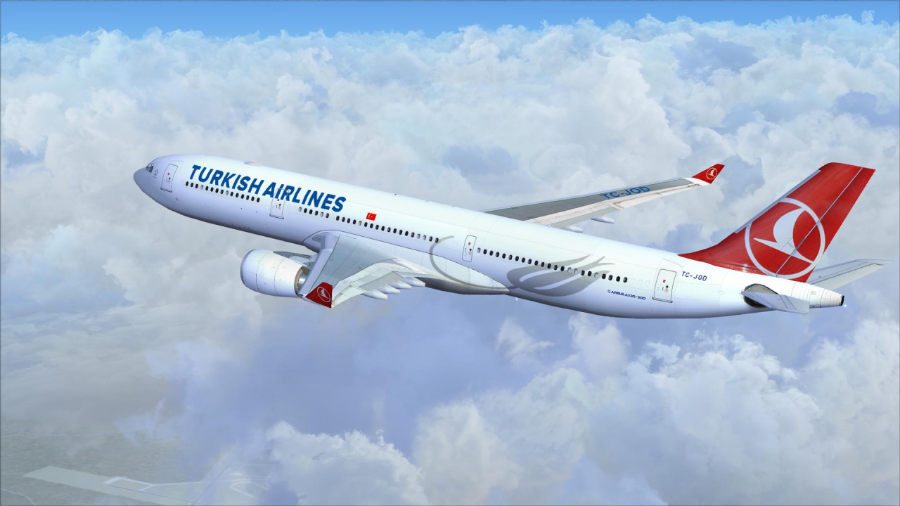 Airbus A330 авиакомпании Turkish Airlines летит над белыми облаками