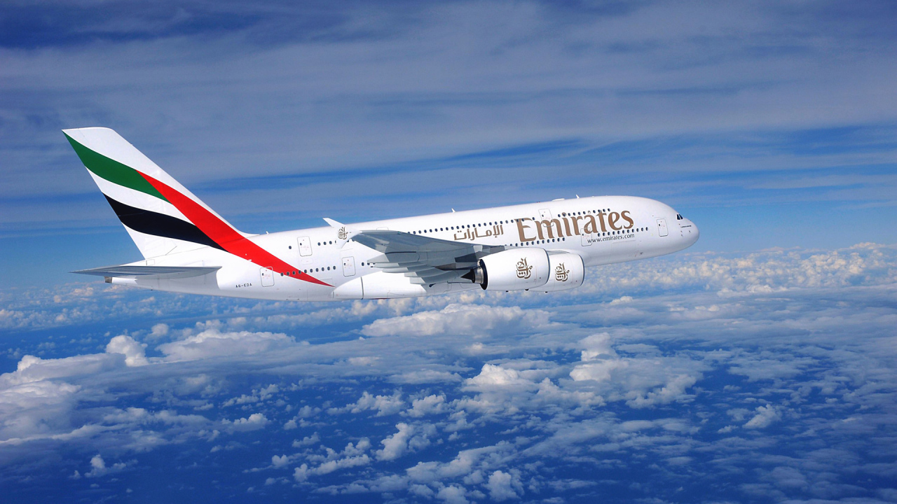 Авиалайнер Airbus A380 авиакомпании Emirates полет над облаками