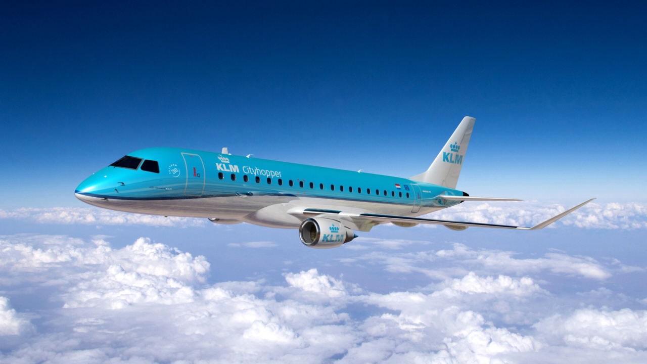Сине - белый Embraer авиакомпании KLM Cityhopper 