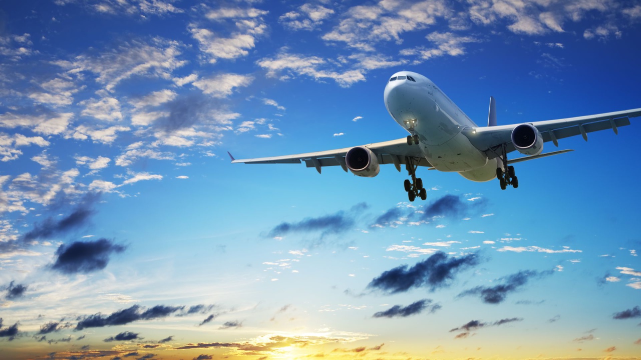 Большой белый самолет на фоне красивого неба 