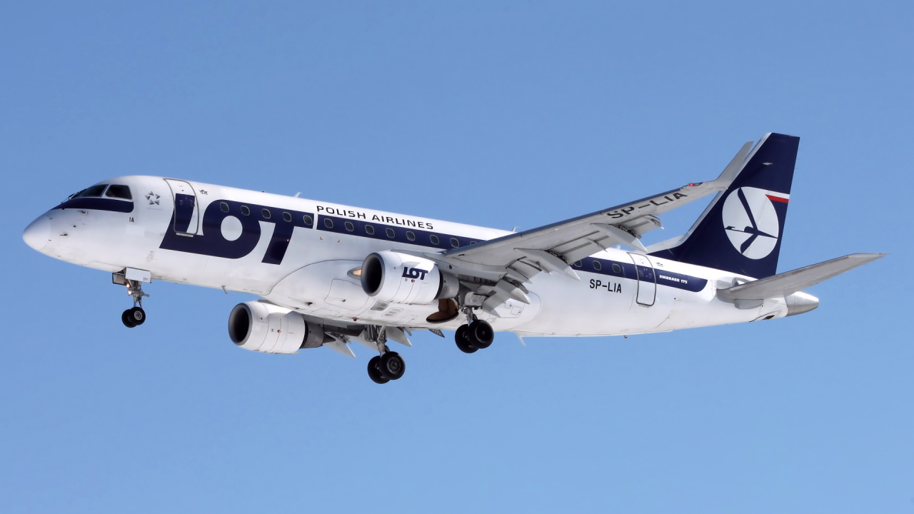 Пассажирский самолет Embraer 175  LOT польских авиалиний 