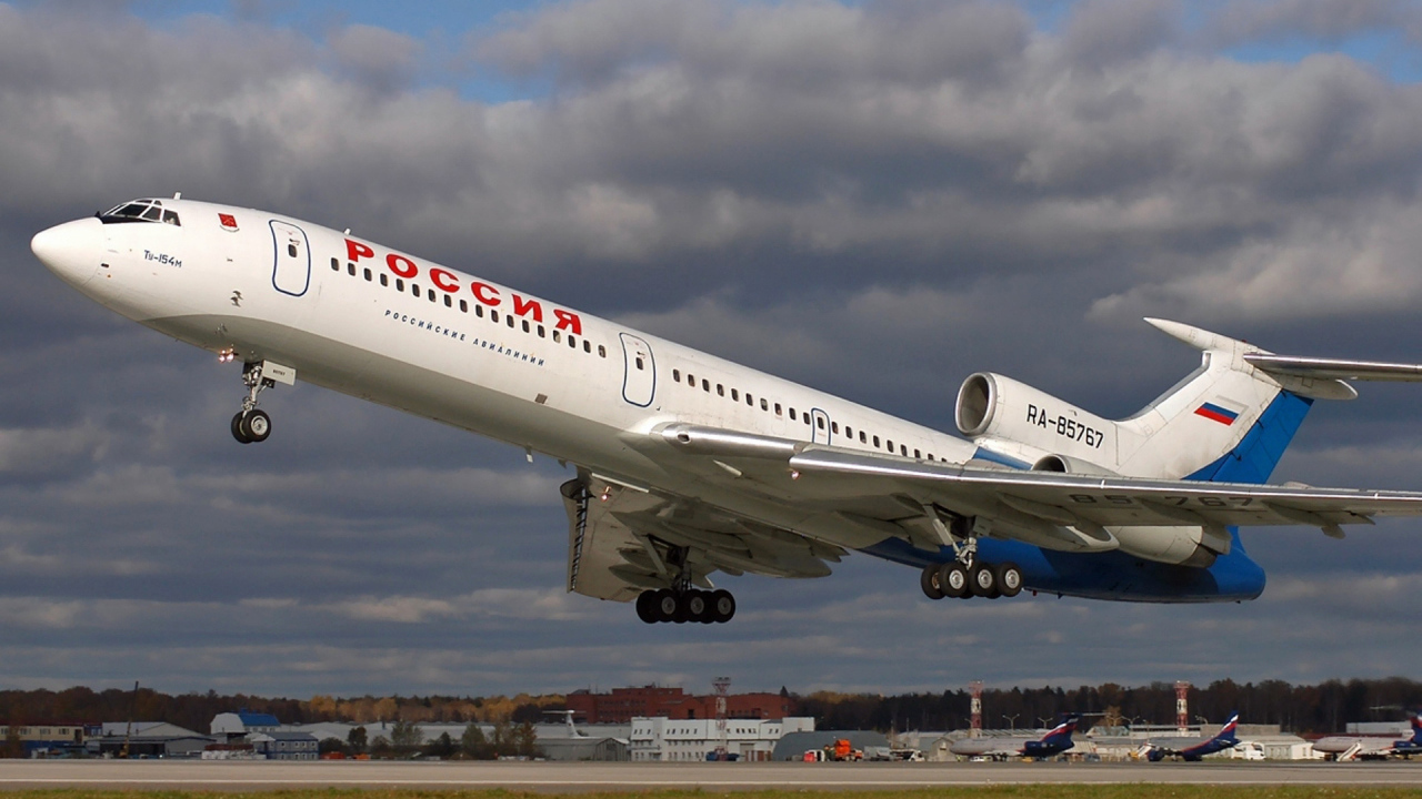 Взлет самолета ТУ-154 российских авиалиний 