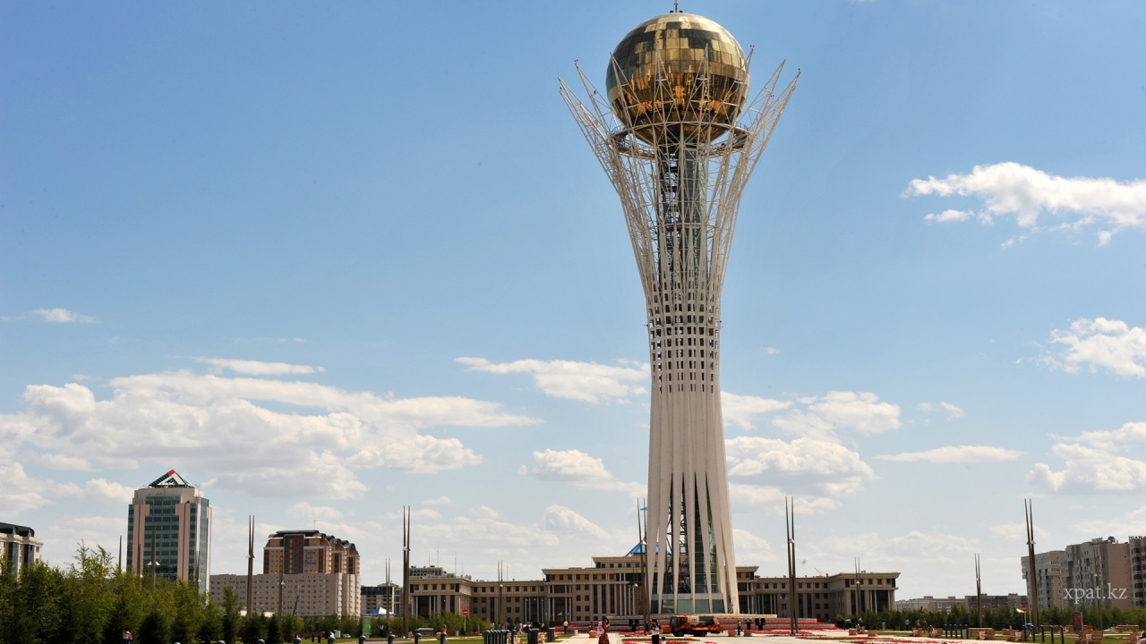 Байтерек - высокая смотровая  башня в виде тополя город Астана 