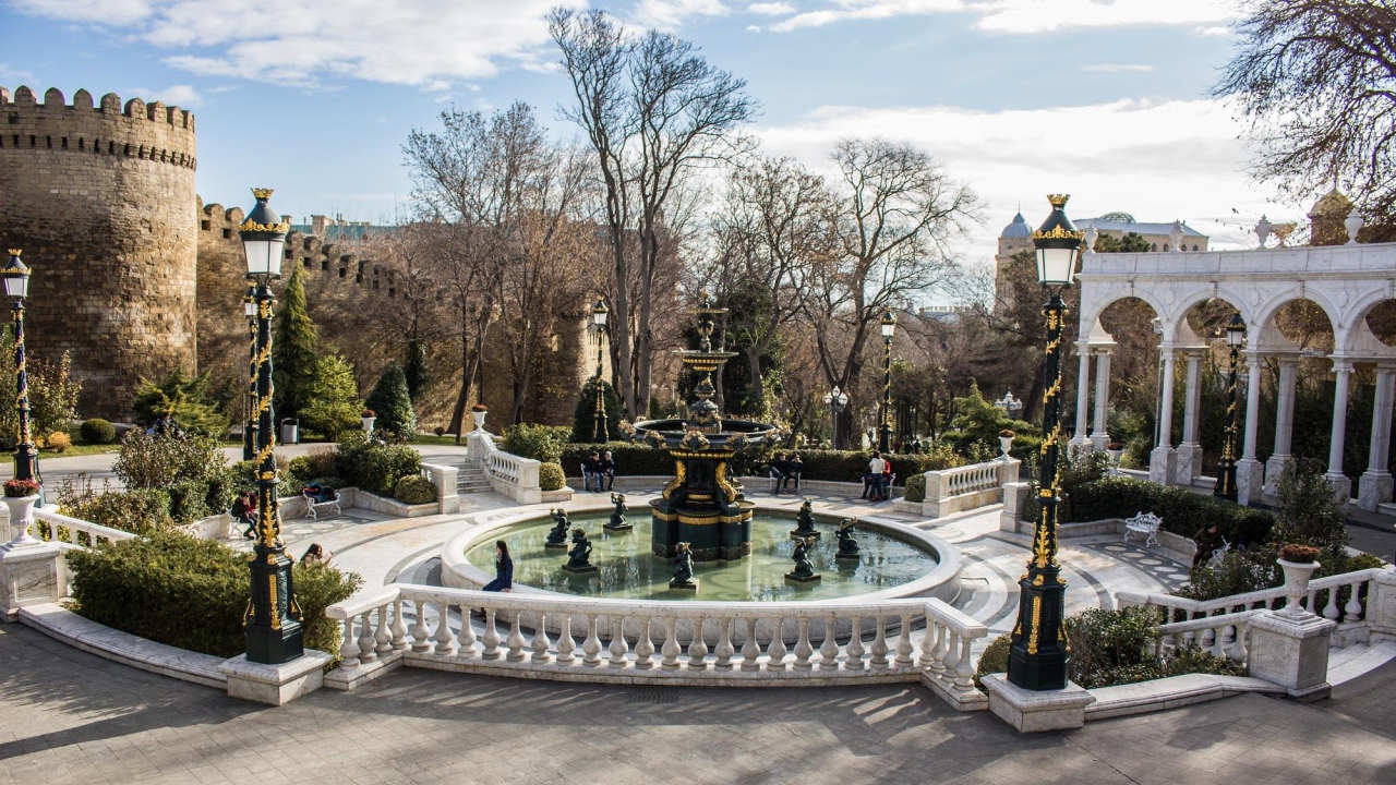 Красивый фонтан в Губернаторском саду Баку 