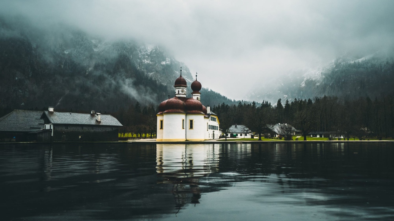 Церковь в городе у озера 