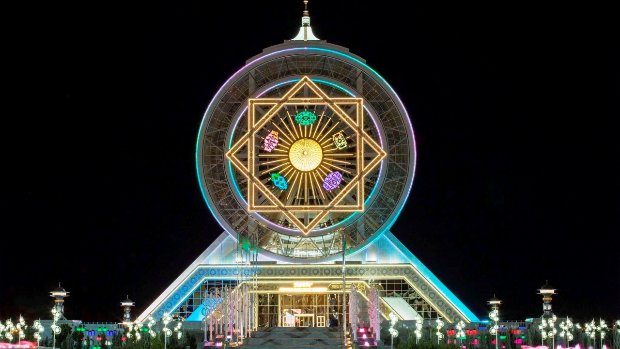 Закрытое колесо обозрения город Ашхабад 