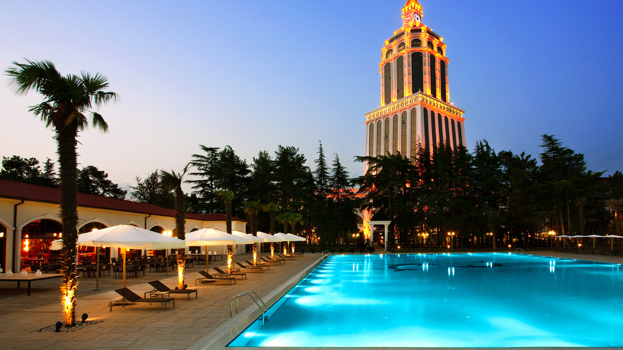 Вечерний вид на бассейн у гостиницы Шератон Батуми 