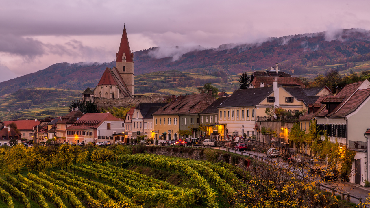Дома и церковь в городе, Австрия 