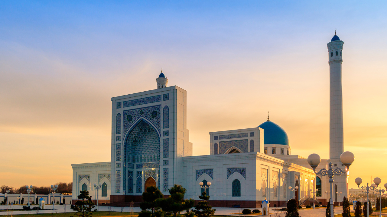 Мечеть Минор на фоне красивого неба город Ташкент 