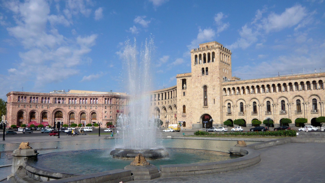 Фонтан на площади Республики город Ереван 