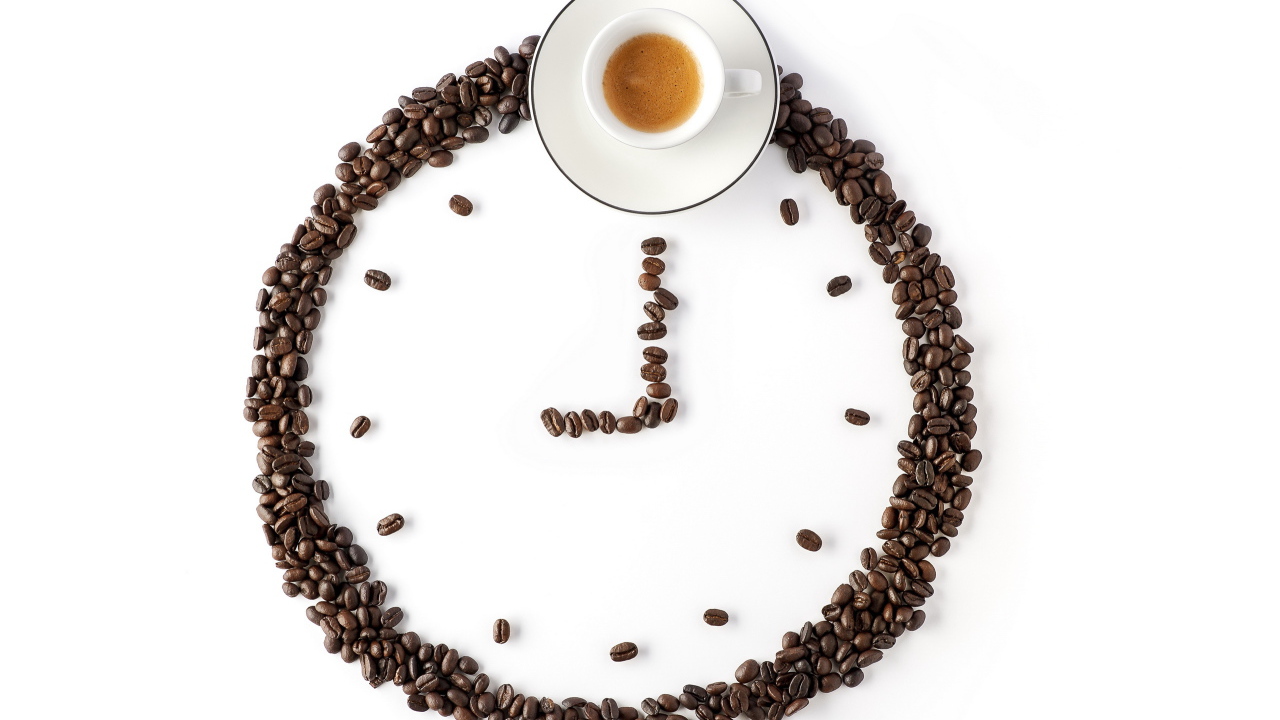 Часы из кофейных зерен и чашка кофе на белом фоне
