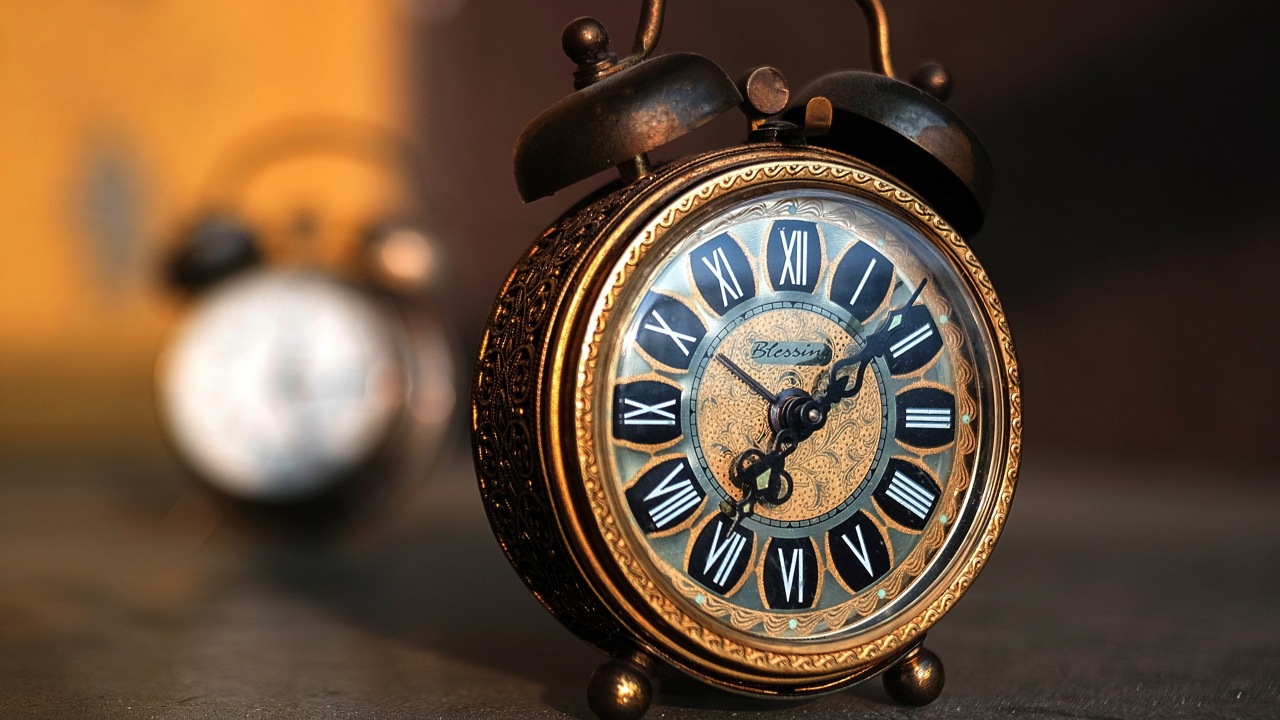 Красивый ретро будильник с черными стрелками